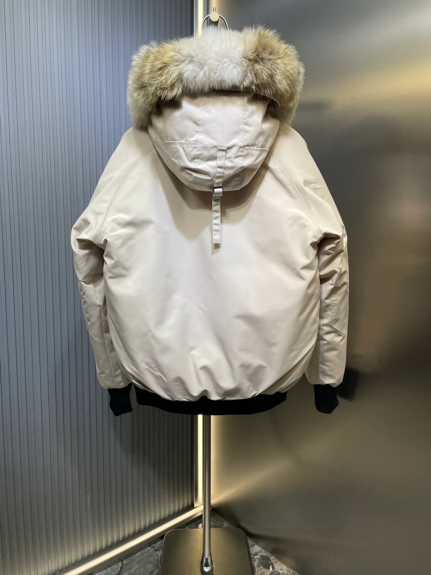 P900 special down Canada Goose Canada Goose #Chilliwack 7999M bomber jacket short down jacket/01 model #女与狠# Genuine synchronous anti-counterfeiting chip sensor! ➖ Imported 21S polyester-cotton blended original fabric [last year’s 16S/18S hard fabrics have been completely eliminated, this year all use 21S genuine synchronous fabrics, the soft mid-strap feels delicate and textured], genuine synchronous Feather-Light 10D waterproof coating fabric, made of 84.5 polyester fiber and 15.5 cotton, 100% the best feel in the entire network! ➖ The genuine official website is synchronized with the national standard 80 white duck down, you can check the official website customer service, there will never be a series of misleading claims such as 90 down or goose down! ➖ Using the best nylon lining with double double-layer sealing design, velvet-proof No. 7 needle + grid-filled down ready-made garments, there is 100% no so-called velvet running! ➖ The cuffs are designed with thickened seamless threads, and the collar and pockets are lined with top-quality polar fleece to keep you warm and comfortable! ➖ Yoshida YKK provides original custom-made electroplated sliders. YKK two-way lockable zippers are tight and smooth and will not peel off paint! ➖ 3M composite guarantees that the Velcro is the same as the original, durable, and all accessories and hardware are custom-made! ➖ Imported BEHRINGER embroidery machine to customize the 10,000-needle embroidery logo, 98% of which can be reproduced to restore the original logo. You can check and compare on the official website! ➖ The fur collars are all made of large pieces of Western Canadian blue wolf hide, ensuring that each fur collar is 13-15cm wide!   Size:XS-XXL